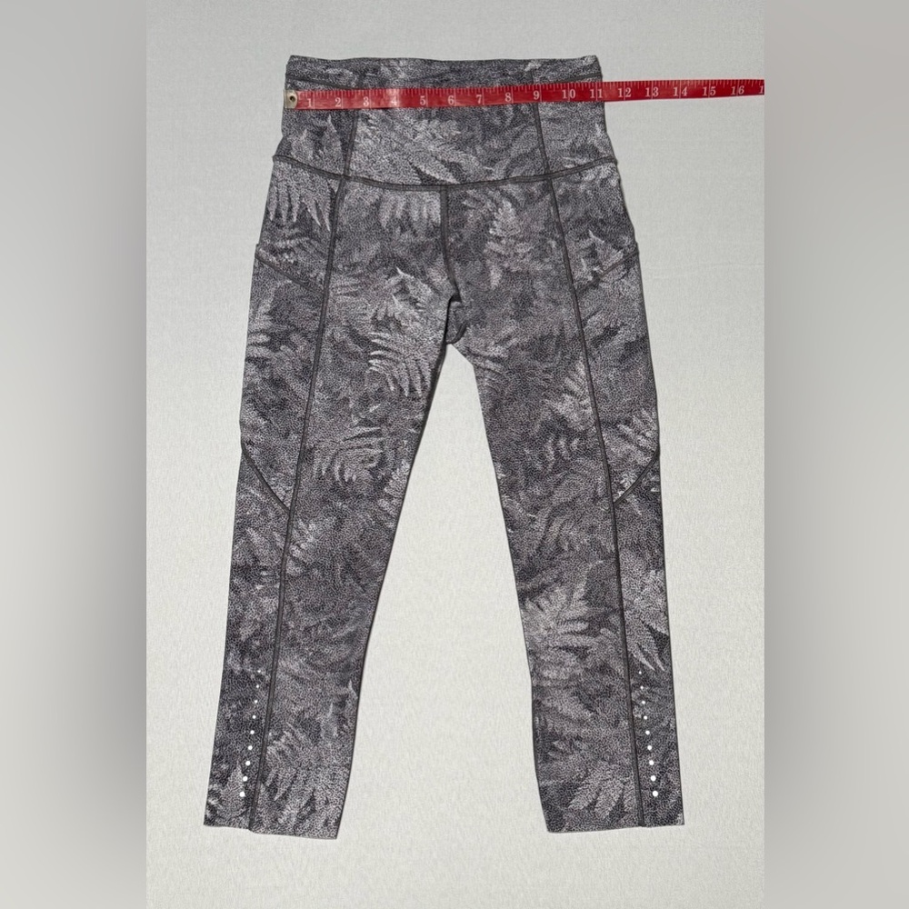 High-Rise Tropical Fern Print Lululemon Gray Crop Leggings Size 4 - Picture 7 of 12